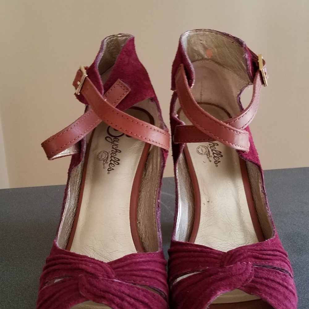 So cute Seychelles Burgundy Suede Wedgelike Heels